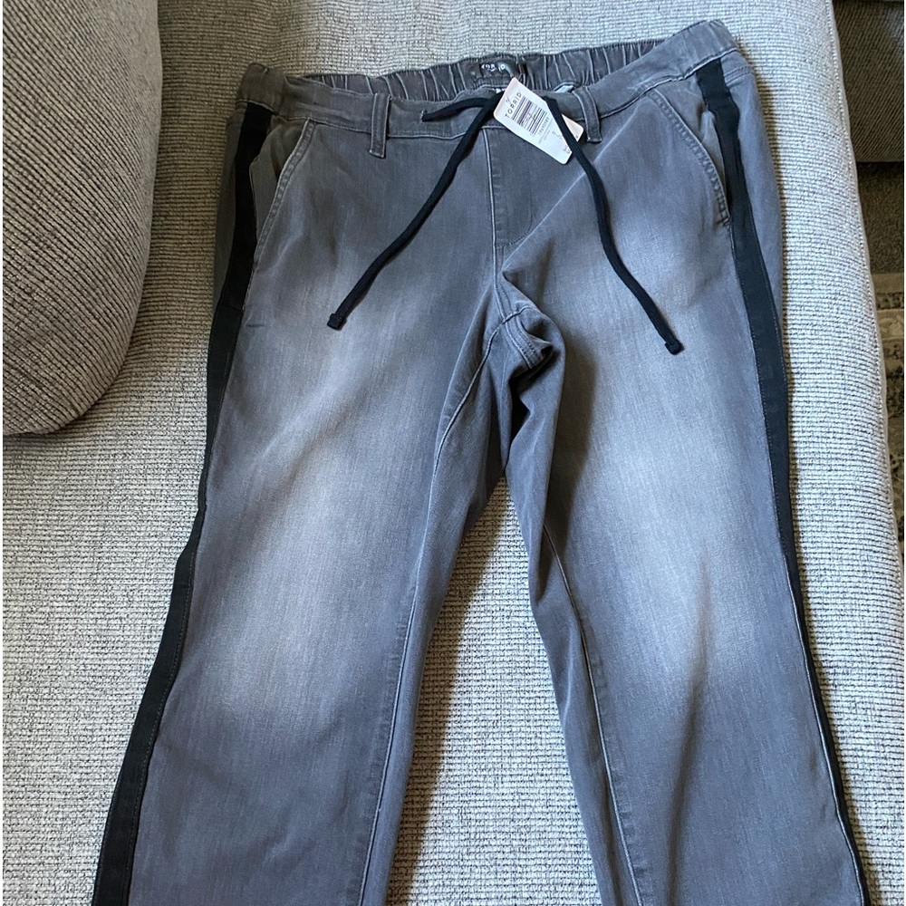 TORRID Feel the Fit ladies light gray jeans.  NWT. Size 0.